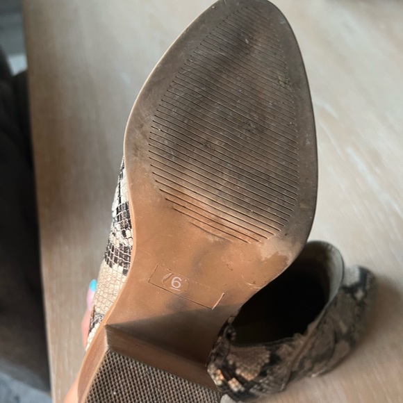 Women’s snakeskin booties. Size 6 - Picture 5 of 5